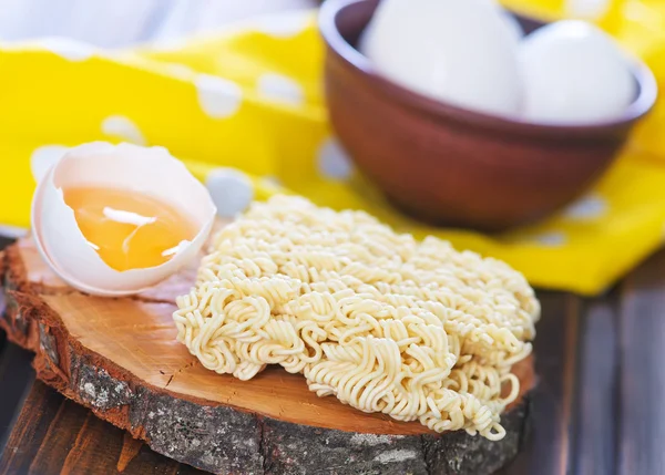Rå egg og ukokte nudler – stockfoto
