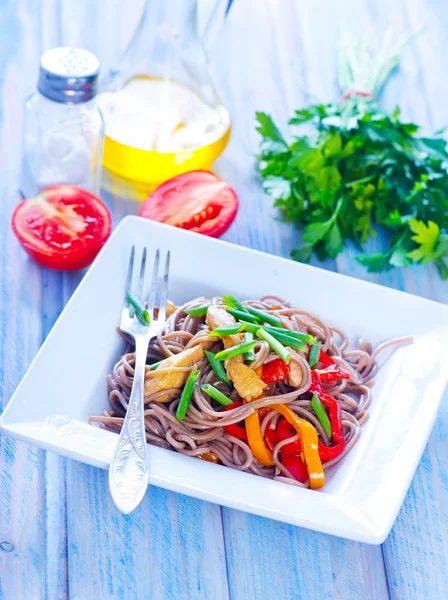 Soba com legumes em tigela — Fotografia de Stock