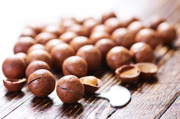 Nueces de macadamia en la mesa —  Fotos de Stock