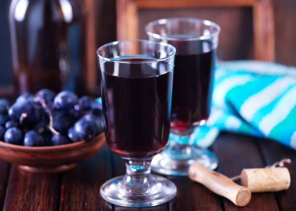 Wino w szklankach winogron — Zdjęcie stockowe