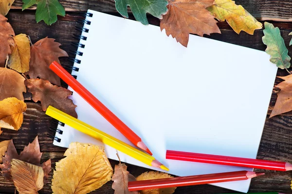 Podzimní pozadí s listy a tužky — Stock fotografie