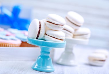 Beyaz Macarons ve tablo
