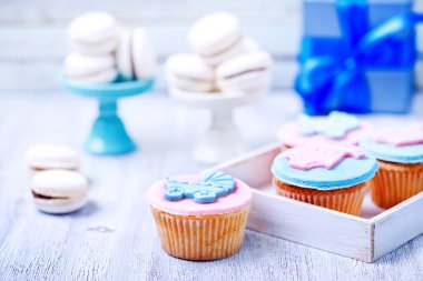 Macarons ve cupcakes masada