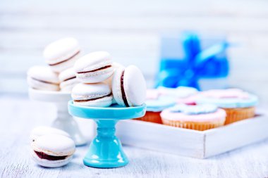 Macarons ve cupcakes masada