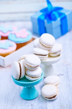 Macarons ve cupcakes masada