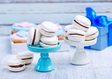 Macarons ve cupcakes masada