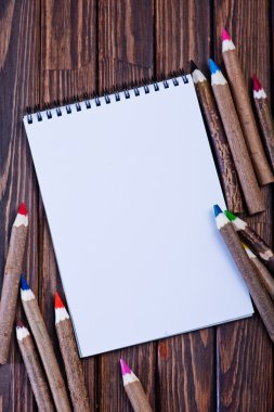 çok renkli kalemler ve boş defter