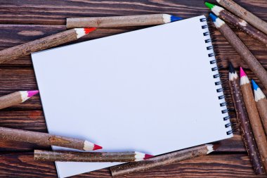 çok renkli kalemler ve boş defter