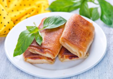 Krep et ve fesleğen yaprakları ile