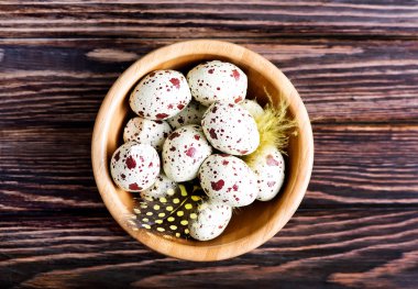 Tahta kasede bıldırcın yumurtası.