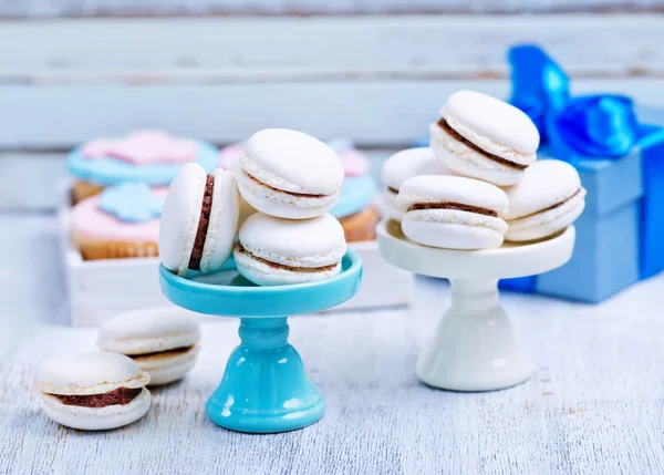 Macarons ve cupcakes masada