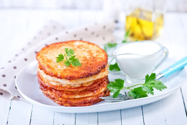 Kartoffelpuffer auf Teller — Stockfoto