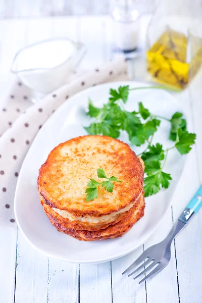 Aardappelpannenkoekjes op plaat — Stockfoto