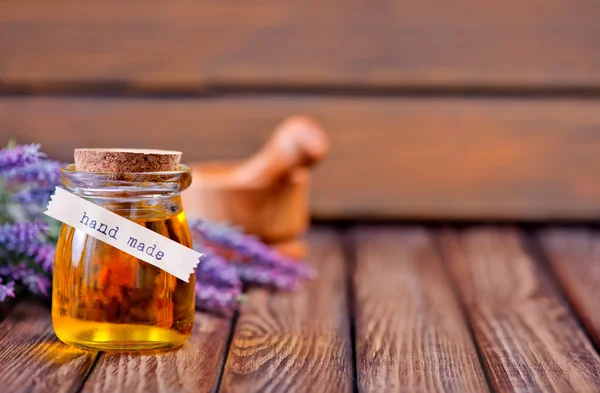 Olio di lavanda in bottiglia di vetro — Foto Stock