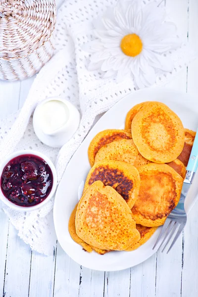 Söta flapjacks på tallrik — Stockfoto