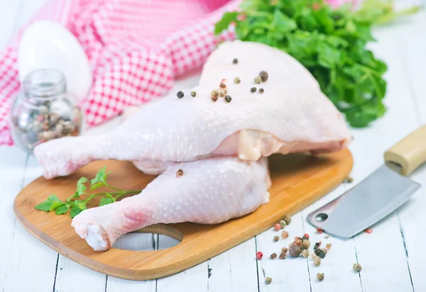 Gambe di pollo sul tagliere — Foto Stock