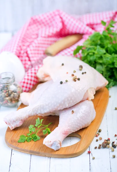 Jambes de poulet sur planche à découper — Photo