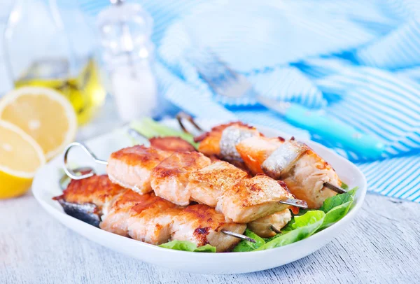 Gebratener Lachsspieß auf Teller — Stockfoto