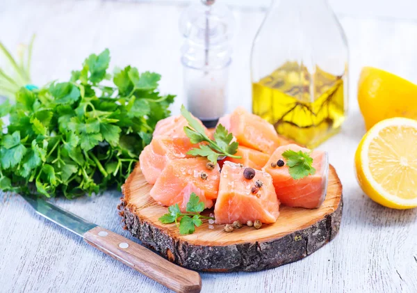 Salmão vermelho com salsa fresca — Fotografia de Stock