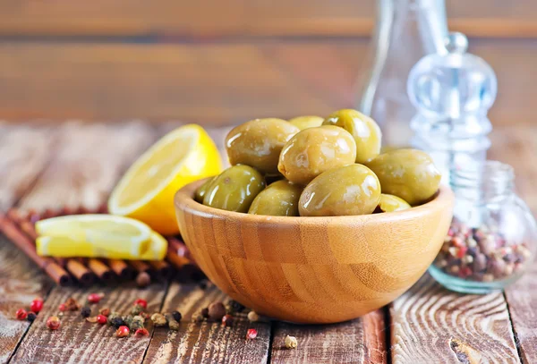 Aceitunas verdes en tazón — Foto de Stock