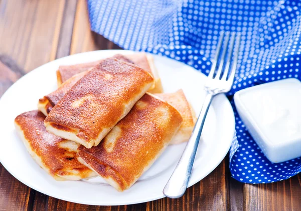 Pannenkoeken op wit bord — Stockfoto