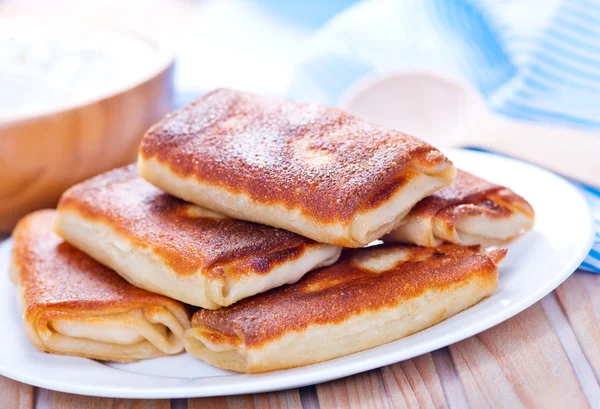 Tortitas con casa de campo y crema agria —  Fotos de Stock