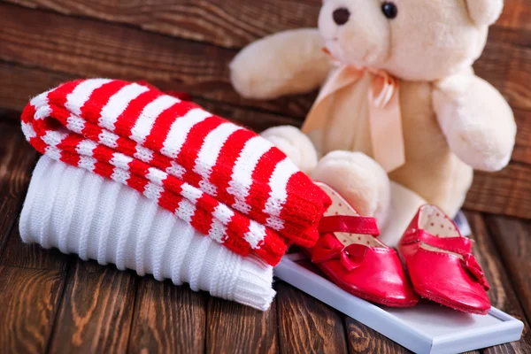 Baby clothes and teddy bear — Stock Photo, Image