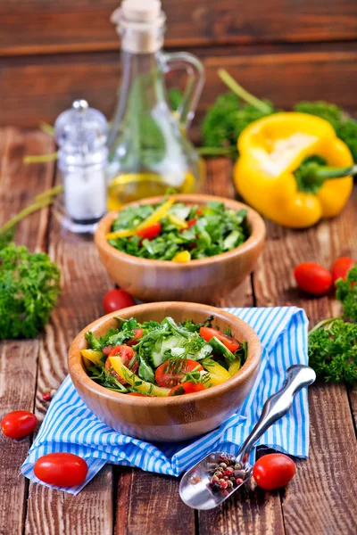 Frisse salade in kommen — Stockfoto