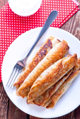 ekşi krema ile tatlı krep