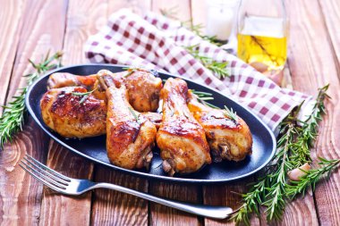 plaka üzerinde kızarmış tavuk budu