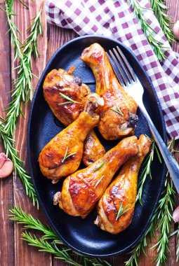 plaka üzerinde kızarmış tavuk budu