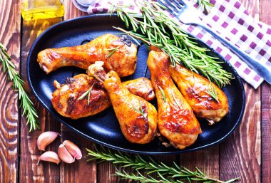 plaka üzerinde kızarmış tavuk budu