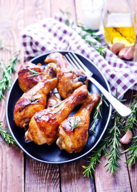 plaka üzerinde kızarmış tavuk budu