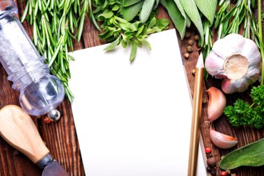 Aroma otlar ve baharatlar ve boş kağıt