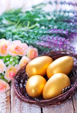 Paskalya yumurtaları yuvanın ve çiçekler