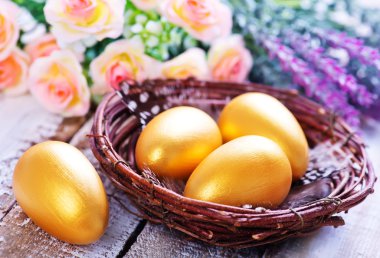 Paskalya yumurtaları yuvanın ve çiçekler