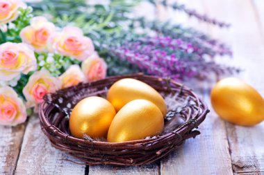 Paskalya yumurtaları yuvanın ve çiçekler