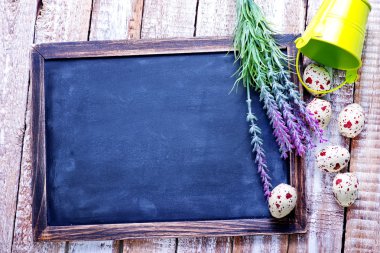 Bıldırcın yumurtası ve yazı tahtası