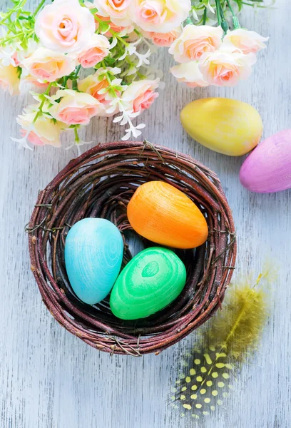 Pasen eieren in nest en bloemen — Stockfoto