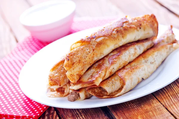 Panqueques dulces con crema agria —  Fotos de Stock