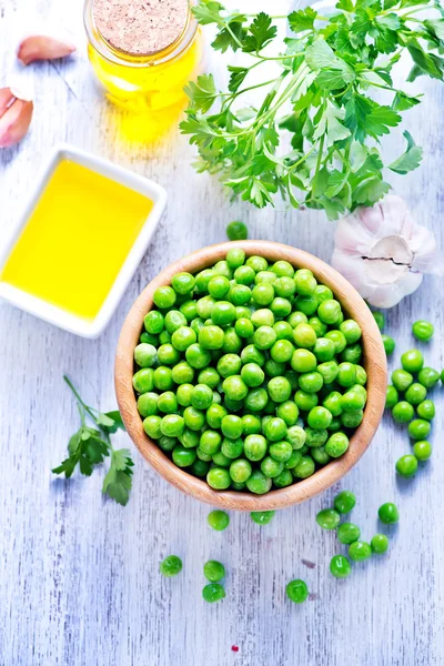 Green peas in bowl — Stock Photo, Image