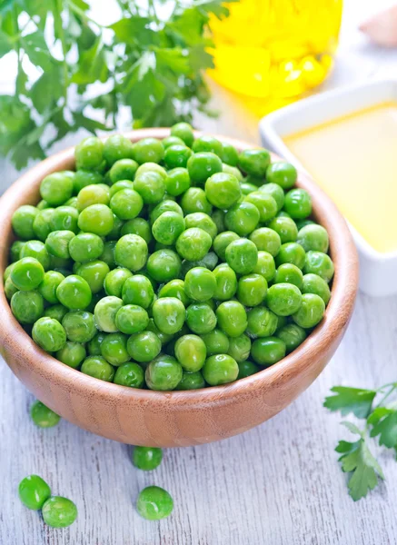 Groene erwten in schaal — Stockfoto