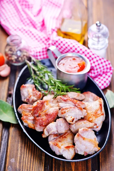 Smažené maso na talíři — Stock fotografie