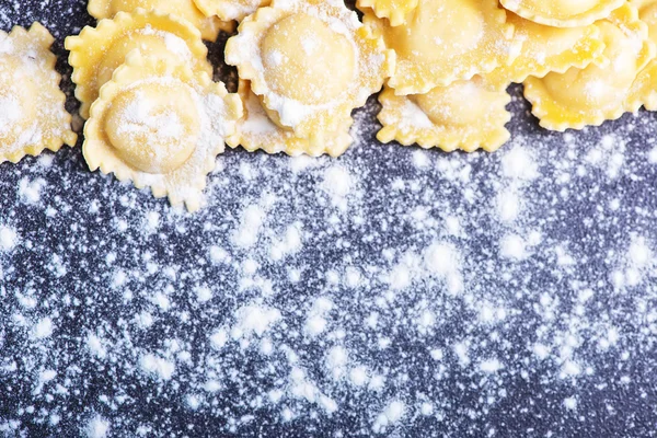 Aw ravioli and flour — Stock Photo, Image