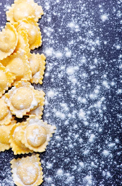 Aw ravioli and flour — Stock Photo, Image