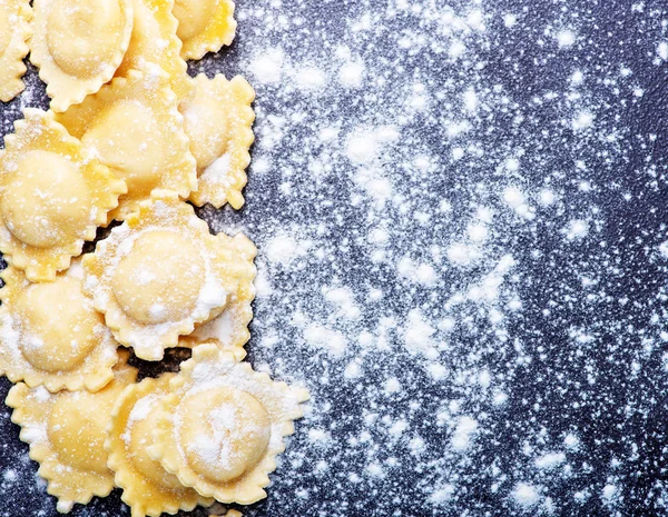 Aw ravioli and flour — Stock Photo, Image