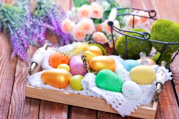 Easter eggs on wooden tray — Stock Photo, Image