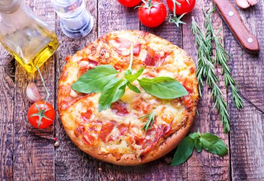 Peynirli ve jambonlu pizza.