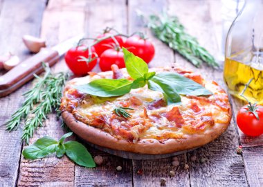 Peynirli ve jambonlu pizza.