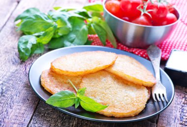 plaka üzerinde patates pancakes